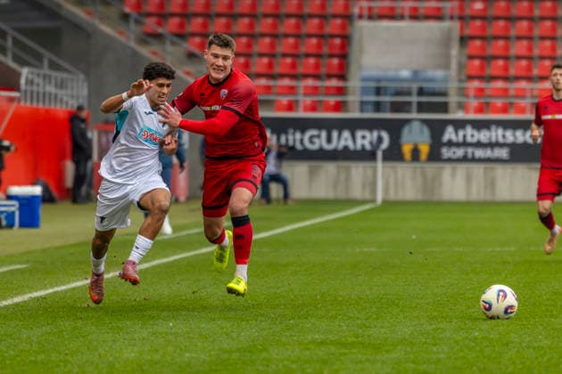 Ingolstadt, Deutschland 29. November 2025: 3. Liga - 2025 2026 - FC Ingolstadt 04 vs. TSG 1899 Hoffenheim II Im Bild: v. li. im Zweikampf Ayoube Amaimouni-Echghouyab (TSG II) und Jonas Scholz (FCI) DFB regulations prohibit any use of photographs as image sequences and or quasi-video Audi Sportpark Bayern Copyright: xFotostandx xSchäferx