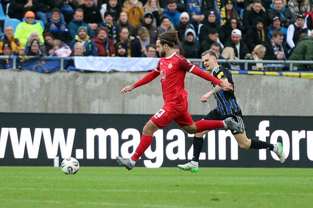29.11.2025, xrekx, Fussball 3.Liga, 1.FC Saarbruecken - Rot-Weiss Essen v.l. JosÃ Enrique Rios Alonso (Rot-Weiss Essen) Florian Pick (1.FC Saarbruecken) (DFL DFB REGULATIONS PROHIBIT ANY USE OF PHOTOGRAPHS as IMAGE SEQUENCES and or QUASI-VIDEO) Saarbruecken