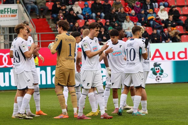 TSG Hoffenheim kurz vor dm Spiel beim Spiel FC Ingolstadt 04 gegen TSG Hoffenheim II, Fußball am 29.11.2025, DFB regulations prohibit any use of photographs as image sequences and or quasi-video. GER, Fussball, 3. Liga, Spieltag 16, 1.FC Ingolstadt gegen TSG Hoffenheim II, Fußball, 29.11.2025, Audi Sportpark Ingolstadt Copyright: xEibner-Pressefoto OliverxSTRISCHx EP-OSH