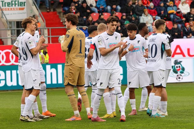 TSG Hoffenheim kurz vor dm Spiel beim Spiel FC Ingolstadt 04 gegen TSG Hoffenheim II, Fußball am 29.11.2025, DFB regulations prohibit any use of photographs as image sequences and or quasi-video. GER, Fussball, 3. Liga, Spieltag 16, 1.FC Ingolstadt gegen TSG Hoffenheim II, Fußball, 29.11.2025, Audi Sportpark Ingolstadt Copyright: xEibner-Pressefoto OliverxSTRISCHx EP-OSH