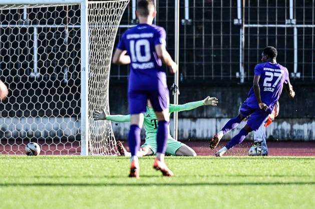 Regionalliga Bayern: Schwaben Augsburg vs FC Bayern München II, 28.11.2025 Marc Sofdl (TSV Schwaben Augsburg, 27) zum 2:0; Leon Klanac (FC Bayern II,1) ohne Chance , Augsburg, 28.11.2025 - 20. Spieltag der Regionalliga Bayern, Schwaben Augsburg vs FC Bayern München II, Augsburg Rosenaustadion Copyright: xBEAUTIFULxSPORTS Märklx