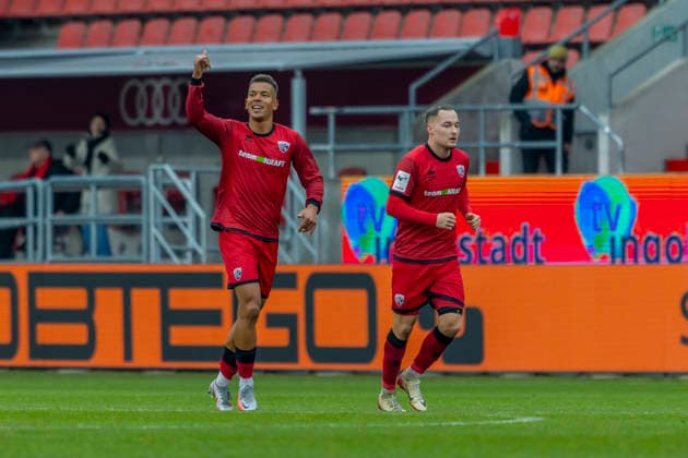 Ingolstadt, Deutschland 29. November 2025: 3. Liga - 2025 2026 - FC Ingolstadt 04 vs. TSG 1899 Hoffenheim II Im Bild: v.li. Torschütze Marcel Costly (FCI) jubelt nach seinem Tor zum 1:1 DFB regulations prohibit any use of photographs as image sequences and or quasi-video Audi Sportpark Bayern Copyright: xFotostandx xSchäferx