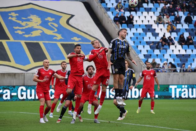 29.11.2025, Fussball, Herren, 3. Liga, Saison 2025 2026, 1. FC Saarbrücken - Rot-Weiss Essen, Patrick Schmidt (1. FC Saarbruecken), Tom Moustier (Rot-Weiss Essen), Klaus Gjasula (Rot-Weiss Essen) Saarbrücken Ludwigsparkstadion Saarland Deutschland (DEU) Copyright: xSebastianxBachx