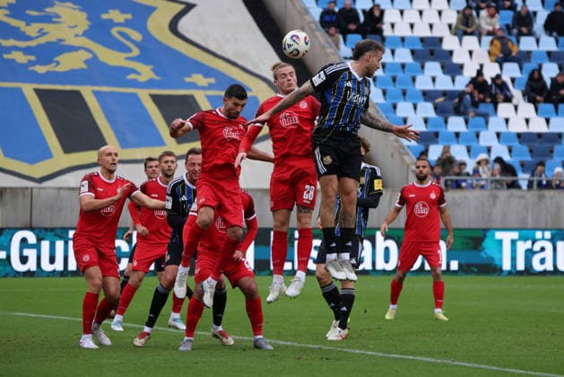 29.11.2025, Fussball, Herren, 3. Liga, Saison 2025 2026, 1. FC Saarbrücken - Rot-Weiss Essen, Patrick Schmidt (1. FC Saarbruecken), Tom Moustier (Rot-Weiss Essen), Klaus Gjasula (Rot-Weiss Essen) Saarbrücken Ludwigsparkstadion Saarland Deutschland (DEU) Copyright: xSebastianxBachx