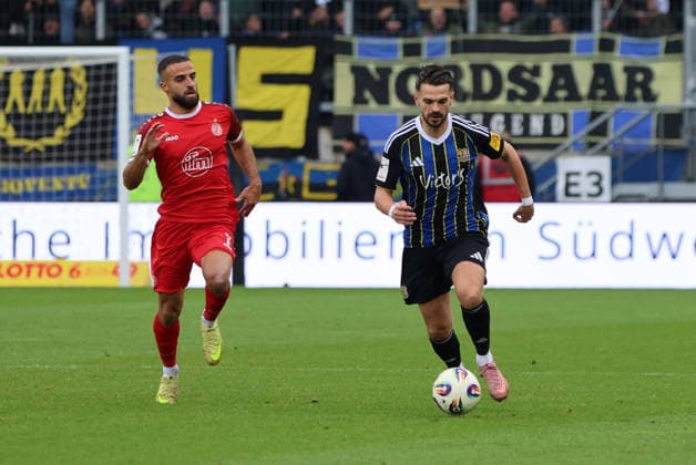 29.11.2025, Fussball, Herren, 3. Liga, Saison 2025 2026, 1. FC Saarbrücken - Rot-Weiss Essen, Kasim Rabihic (1. FC Saarbruecken), Ramien Safi (Rot-Weiss Essen) Saarbrücken Ludwigsparkstadion Saarland Deutschland (DEU) Copyright: xSebastianxBachx