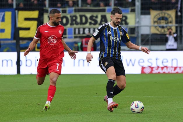 29.11.2025, Fussball, Herren, 3. Liga, Saison 2025 2026, 1. FC Saarbrücken - Rot-Weiss Essen, Kasim Rabihic (1. FC Saarbruecken), Ramien Safi (Rot-Weiss Essen) Saarbrücken Ludwigsparkstadion Saarland Deutschland (DEU) Copyright: xSebastianxBachx