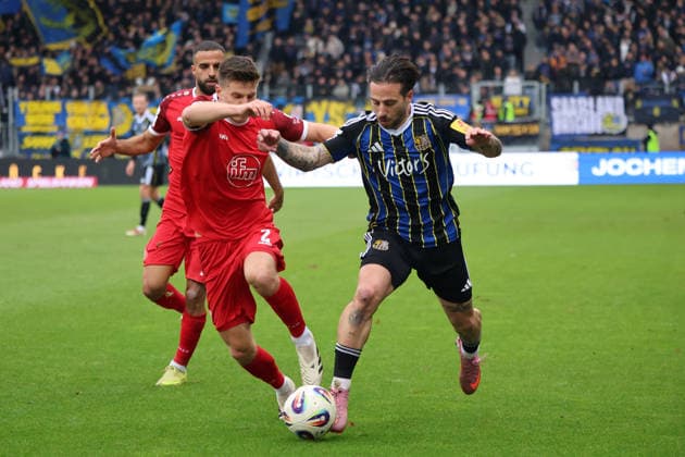 29.11.2025, Fussball, Herren, 3. Liga, Saison 2025 2026, 1. FC Saarbrücken - Rot-Weiss Essen, Calogero Rizzuto (1. FC Saarbruecken), Michael Kostka (Rot-Weiss Essen) Saarbrücken Ludwigsparkstadion Saarland Deutschland (DEU) Copyright: xSebastianxBachx