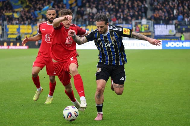 29.11.2025, Fussball, Herren, 3. Liga, Saison 2025 2026, 1. FC Saarbrücken - Rot-Weiss Essen, Calogero Rizzuto (1. FC Saarbruecken), Michael Kostka (Rot-Weiss Essen) Saarbrücken Ludwigsparkstadion Saarland Deutschland (DEU) Copyright: xSebastianxBachx