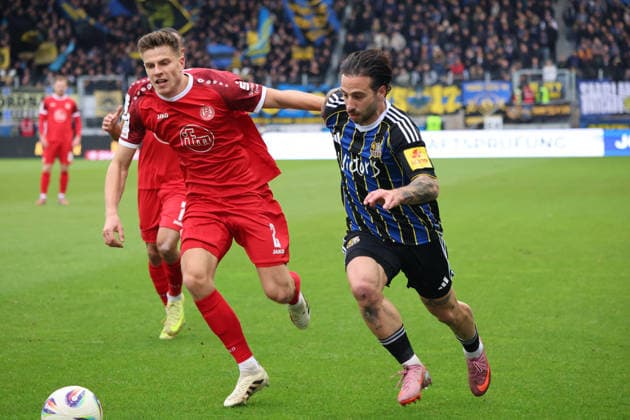 29.11.2025, Fussball, Herren, 3. Liga, Saison 2025 2026, 1. FC Saarbrücken - Rot-Weiss Essen, Calogero Rizzuto (1. FC Saarbruecken), Michael Kostka (Rot-Weiss Essen) Saarbrücken Ludwigsparkstadion Saarland Deutschland (DEU) Copyright: xSebastianxBachx