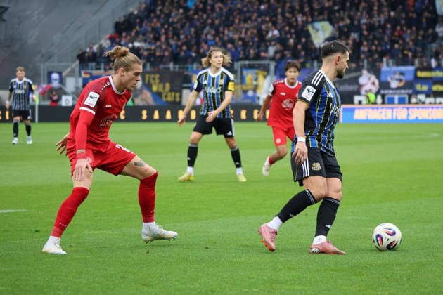 29.11.2025, Fussball, Herren, 3. Liga, Saison 2025 2026, 1. FC Saarbrücken - Rot-Weiss Essen, Kasim Rabihic (1. FC Saarbruecken), Tom Moustier (Rot-Weiss Essen) Saarbrücken Ludwigsparkstadion Saarland Deutschland (DEU) Copyright: xSebastianxBachx