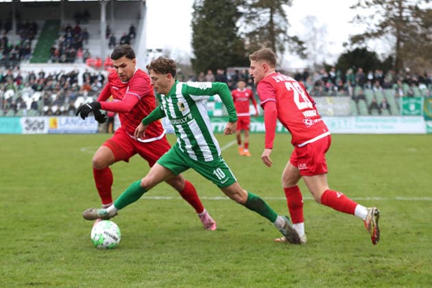 Fußball Regionalliga Nordost: BSG Chemie Leipzig - FSV Zwickau; 29.11.2025 Fynn Seidel (10, Chemie Leipzig) zwischen Cemal Sezer (19, FSV Zwickau) und Daniel Haubner (28, FSV Zwickau). Fußball, Regionalliga Nordost, Saison 2025 2026, 17. Spieltag: BSG Chemie Leipzig vs. FSV Zwickau am 29.11.2025 im Alfred-Kunze-Sportpark, Leipzig Leutzsch. Copyright: xBEAUTIFULxSPORTS JanxKaeferx