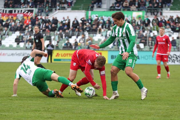 Fußball Regionalliga Nordost: BSG Chemie Leipzig - FSV Zwickau; 29.11.2025 Kampf-Spiel mit (von links): Valon Aliji (14, Chemie Leipzig), Kilian Senkbeil (4, FSV Zwickau), Julius Hoffmann (19, Chemie Leipzig). Fußball, Regionalliga Nordost, Saison 2025 2026, 17. Spieltag: BSG Chemie Leipzig vs. FSV Zwickau am 29.11.2025 im Alfred-Kunze-Sportpark, Leipzig Leutzsch. Copyright: xBEAUTIFULxSPORTS JanxKaeferx