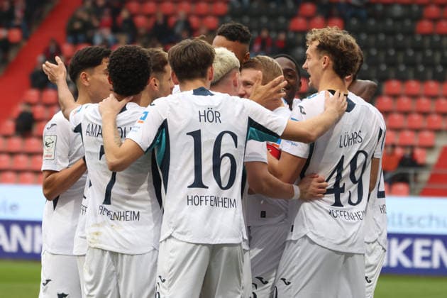 Ingolstadt, Deutschland 29. November 2025: 3. Liga - 2025 2026 - FC Ingolstadt 04 vs. TSG 1899 Hoffenheim II Im Bild: in der Traube Torschütze Valentin Lässig Laessig (TSG II) jubelt nach seinem Tor zum 0:1 mit seinen Mannschaftskollegen, DFB regulations prohibit any use of photographs as image sequences and or quasi-video Audi Sportpark Bayern Copyright: xFotostandx xSchäferx