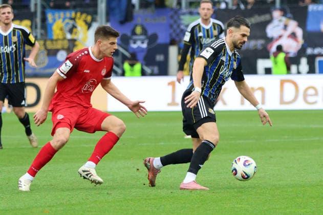 29.11.2025, Fussball, Herren, 3. Liga, Saison 2025 2026, 1. FC Saarbrücken - Rot-Weiss Essen, Kasim Rabihic (1. FC Saarbruecken), Michael Kostka (Rot-Weiss Essen) Saarbrücken Ludwigsparkstadion Saarland Deutschland (DEU) Copyright: xSebastianxBachx