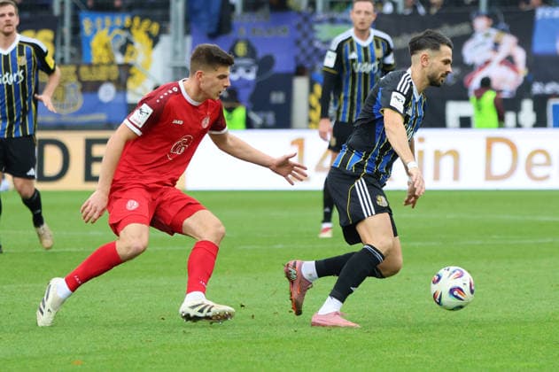 29.11.2025, Fussball, Herren, 3. Liga, Saison 2025 2026, 1. FC Saarbrücken - Rot-Weiss Essen, Kasim Rabihic (1. FC Saarbruecken), Michael Kostka (Rot-Weiss Essen) Saarbrücken Ludwigsparkstadion Saarland Deutschland (DEU) Copyright: xSebastianxBachx