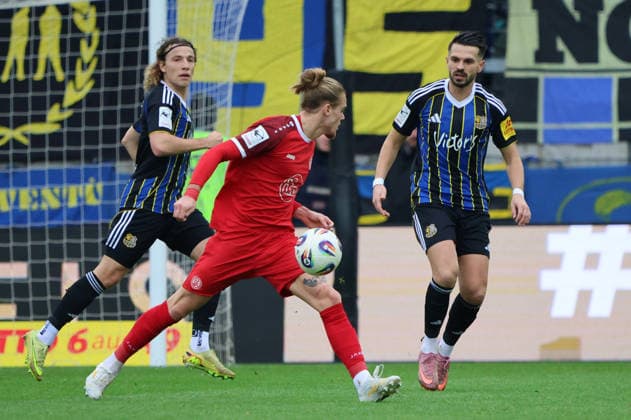 29.11.2025, Fussball, Herren, 3. Liga, Saison 2025 2026, 1. FC Saarbrücken - Rot-Weiss Essen, Tim Civeja (1. FC Saarbruecken), Kasim Rabihic (1. FC Saarbruecken), Tom Moustier (Rot-Weiss Essen) Saarbrücken Ludwigsparkstadion Saarland Deutschland (DEU) Copyright: xSebastianxBachx