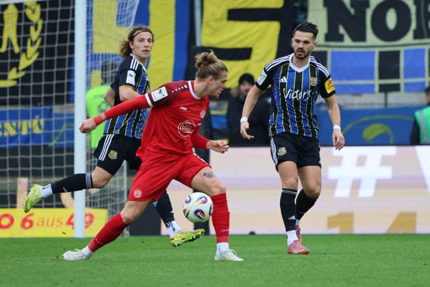 29.11.2025, Fussball, Herren, 3. Liga, Saison 2025 2026, 1. FC Saarbrücken - Rot-Weiss Essen, Tim Civeja (1. FC Saarbruecken), Kasim Rabihic (1. FC Saarbruecken), Tom Moustier (Rot-Weiss Essen) Saarbrücken Ludwigsparkstadion Saarland Deutschland (DEU) Copyright: xSebastianxBachx