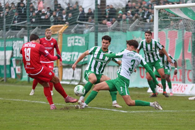 Fußball Regionalliga Nordost: BSG Chemie Leipzig - FSV Zwickau; 29.11.2025 Schuss-Chance im Strafraum für Cemal Sezer (19, FSV Zwickau). Marc Enke (5, Chemie Leipzig) und Lorenz Hollenbach (3, Chemie Leipzig) werfen sich dazwischen. Fußball, Regionalliga Nordost, Saison 2025 2026, 17. Spieltag: BSG Chemie Leipzig vs. FSV Zwickau am 29.11.2025 im Alfred-Kunze-Sportpark, Leipzig Leutzsch. Copyright: xBEAUTIFULxSPORTS JanxKaeferx
