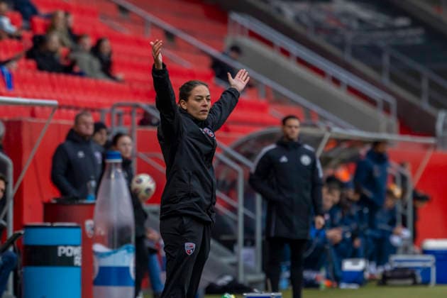 Ingolstadt, Deutschland 29. November 2025: 3. Liga - 2025 2026 - FC Ingolstadt 04 vs. TSG 1899 Hoffenheim II Im Bild: Trainerin Sabrina Wittmann (FCI) gestikuliert auf dem Spielfeld. DFB regulations prohibit any use of photographs as image sequences and or quasi-video Audi Sportpark Bayern Copyright: xFotostandx xSchäferx