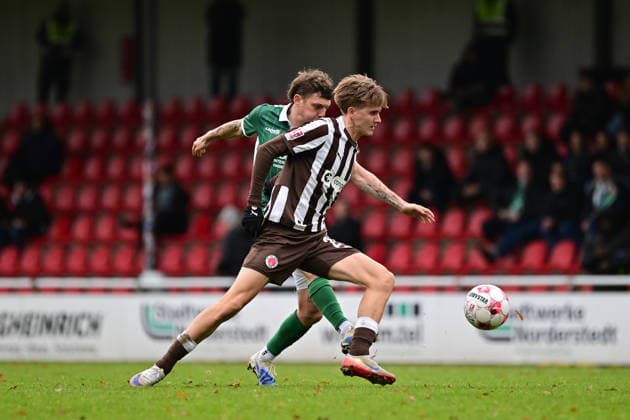 Fußball I Herren I Saison 2025-2026 I Regionalliga Nord I 21. Spieltag I FC St. Pauli II - VfB Lübeck I 29.11.2025 Fabian Istefo (19, VfB Lübeck) hinter Erik Ahlstrand (21, FC St. Pauli II) Norderstedt Edmund-Plambeck-Stadion, Ochsenzoller Str. 58 22848 Norderstedt Schleswig Holstein Deutschland Copyright: xLobeca FelixxSchlikisx