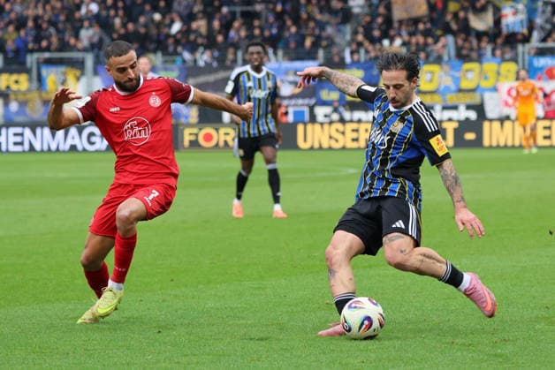 29.11.2025, Fussball, Herren, 3. Liga, Saison 2025 2026, 1. FC Saarbrücken - Rot-Weiss Essen, Calogero Rizzuto (1. FC Saarbruecken), Ramien Safi (Rot-Weiss Essen) Saarbrücken Ludwigsparkstadion Saarland Deutschland (DEU) Copyright: xSebastianxBachx
