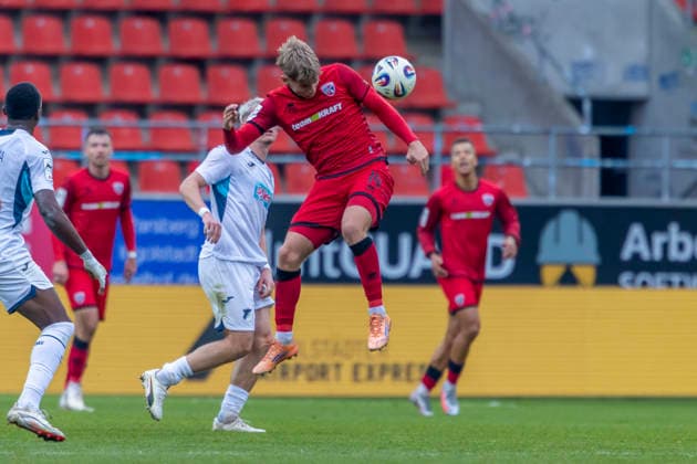 Ingolstadt, Deutschland 29. November 2025: 3. Liga - 2025 2026 - FC Ingolstadt 04 vs. TSG 1899 Hoffenheim II Im Bild: v. li. im Zweikampf Paul Hennrich (TSG II) und Max Plath (FCI) DFB regulations prohibit any use of photographs as image sequences and or quasi-video Audi Sportpark Bayern Copyright: xFotostandx xSchäferx