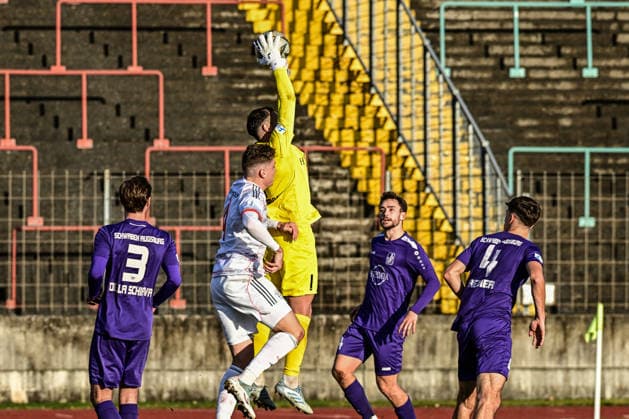 Regionalliga Bayern: Schwaben Augsburg vs FC Bayern München II, 28.11.2025 Sichere Lufthoheit: Iason Drobny (TSV Schwaben Augsburg, 1) , Augsburg, 28.11.2025 - 20. Spieltag der Regionalliga Bayern, Schwaben Augsburg vs FC Bayern München II, Augsburg Rosenaustadion Copyright: xBEAUTIFULxSPORTS Märklx