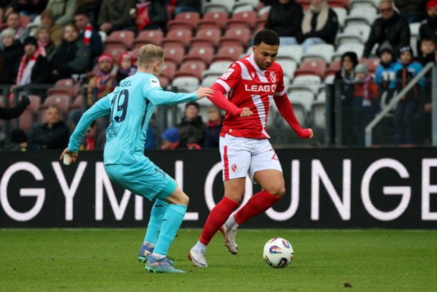 19 Meiko Sponsel (Köln, l.), 21 Leon Guwara (Energie Cottbus) Fussball 3. Liga 2025 2026 FC Energie Cottbus - FC Viktoria Köln