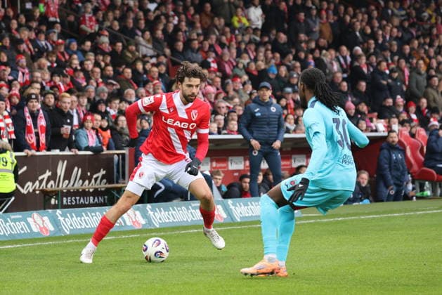 5 Dominik Pelivan (Energie Cottbus, l.), 30 Yannick Tonye (Köln) Fussball 3. Liga 2025 2026 FC Energie Cottbus - FC Viktoria Köln