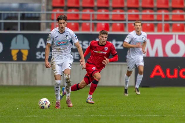 Ingolstadt, Deutschland 29. November 2025: 3. Liga - 2025 2026 - FC Ingolstadt 04 vs. TSG 1899 Hoffenheim II Im Bild: v. li. im Zweikampf Luca Erlein (TSG II) und Gustav Christensen (FCI) DFB regulations prohibit any use of photographs as image sequences and or quasi-video Audi Sportpark Bayern Copyright: xFotostandx xSchäferx