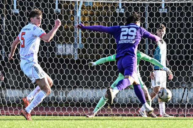 Regionalliga Bayern: Schwaben Augsburg vs FC Bayern München II, 28.11.2025 Vergibt die riesige Chance: Achitpol Keereerom (TSV Schwaben Augsburg, 29) , Augsburg, 28.11.2025 - 20. Spieltag der Regionalliga Bayern, Schwaben Augsburg vs FC Bayern München II, Augsburg Rosenaustadion Copyright: xBEAUTIFULxSPORTS Märklx