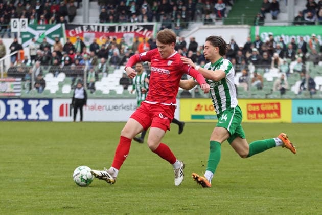 Fußball Regionalliga Nordost: BSG Chemie Leipzig - FSV Zwickau; 29.11.2025 Kilian Senkbeil (4, FSV Zwickau) vor Valon Aliji (14, Chemie Leipzig) am Ball. Fußball, Regionalliga Nordost, Saison 2025 2026, 17. Spieltag: BSG Chemie Leipzig vs. FSV Zwickau am 29.11.2025 im Alfred-Kunze-Sportpark, Leipzig Leutzsch. Copyright: xBEAUTIFULxSPORTS JanxKaeferx