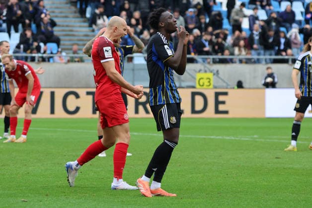 29.11.2025, Fussball, Herren, 3. Liga, Saison 2025 2026, 1. FC Saarbrücken - Rot-Weiss Essen, Abdoulaye Kamara (1. FC Saarbruecken) enttäuscht, Tobias Kraulich (Rot-Weiss Essen) Saarbrücken Ludwigsparkstadion Saarland Deutschland (DEU) Copyright: xSebastianxBachx