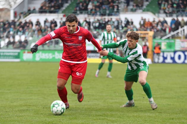 Fußball Regionalliga Nordost: BSG Chemie Leipzig - FSV Zwickau; 29.11.2025 Cemal Sezer (19, FSV Zwickau) am Ball gegen Fynn Seidel (10, Chemie Leipzig). Fußball, Regionalliga Nordost, Saison 2025 2026, 17. Spieltag: BSG Chemie Leipzig vs. FSV Zwickau am 29.11.2025 im Alfred-Kunze-Sportpark, Leipzig Leutzsch. Copyright: xBEAUTIFULxSPORTS JanxKaeferx