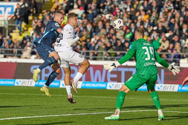 Kopfballchance von Sigurd Haugen (TSV 1860 Muenchen, 22) gegen Max Scholze (SSV Ulm 1846, 28) und Christian Ortag (SSV Ulm 1846, 39) GER, SSV Ulm 1846 vs. TSV 1860 Muenchen, Fussball, Herren, 3. Liga, 16. Spieltag, Spielzeit 2025 2026, 29.11.2025 DFL, DFB regulations prohibit any use of photographs as image sequences and or quasi-video GER, SSV Ulm 1846 vs. TSV 1860 Muenchen, Fussball, Herren, 3. Liga, 16. Spieltag, Spielzeit 2025 2026, 29.11.2025 Ulm Copyright: xEibner-Pressefoto GeraldxOelze-dexStoppanyx EP_ODS