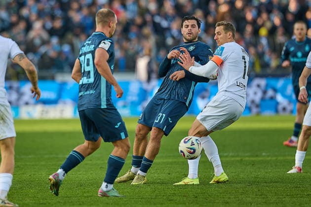 Marvin Rittmueller (TSV 1860 Muenchen, 29) , Kevin Volland (TSV 1860 Muenchen, 31) und Dennis Dressel (SSV Ulm 1846, 14) GER, SSV Ulm 1846 vs. TSV 1860 Muenchen, Fussball, Herren, 3. Liga, 16. Spieltag, Spielzeit 2025 2026, 29.11.2025 DFL, DFB regulations prohibit any use of photographs as image sequences and or quasi-video GER, SSV Ulm 1846 vs. TSV 1860 Muenchen, Fussball, Herren, 3. Liga, 16. Spieltag, Spielzeit 2025 2026, 29.11.2025 Ulm Copyright: xEibner-Pressefoto GeraldxOelze-dexStoppanyx EP_ODS