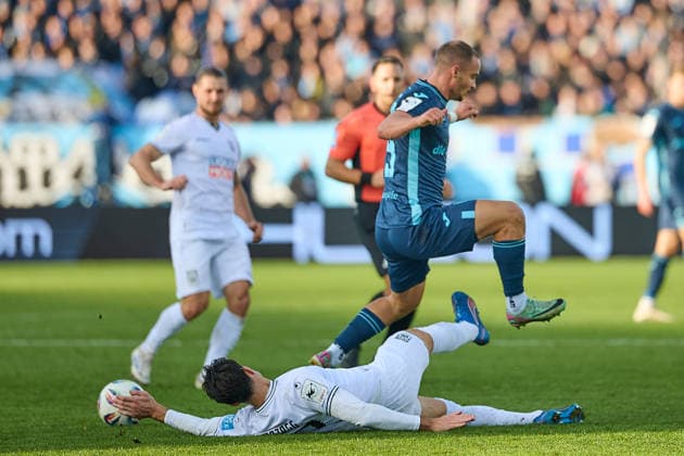 Lukas Mazagg (SSV Ulm 1846, 27) stoppt Marvin Rittmueller (TSV 1860 Muenchen, 29) GER, SSV Ulm 1846 vs. TSV 1860 Muenchen, Fussball, Herren, 3. Liga, 16. Spieltag, Spielzeit 2025 2026, 29.11.2025 DFL, DFB regulations prohibit any use of photographs as image sequences and or quasi-video GER, SSV Ulm 1846 vs. TSV 1860 Muenchen, Fussball, Herren, 3. Liga, 16. Spieltag, Spielzeit 2025 2026, 29.11.2025 Ulm Copyright: xEibner-Pressefoto GeraldxOelze-dexStoppanyx EP_ODS