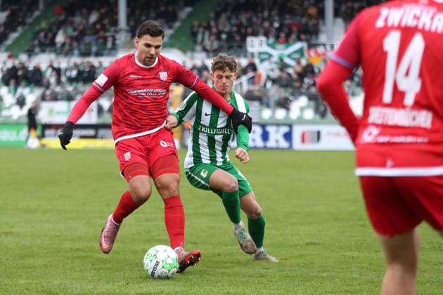 Fußball Regionalliga Nordost: BSG Chemie Leipzig - FSV Zwickau; 29.11.2025 Cemal Sezer (19, FSV Zwickau) gegen Fynn Seidel (10, Chemie Leipzig). Fußball, Regionalliga Nordost, Saison 2025 2026, 17. Spieltag: BSG Chemie Leipzig vs. FSV Zwickau am 29.11.2025 im Alfred-Kunze-Sportpark, Leipzig Leutzsch. Copyright: xBEAUTIFULxSPORTS JanxKaeferx