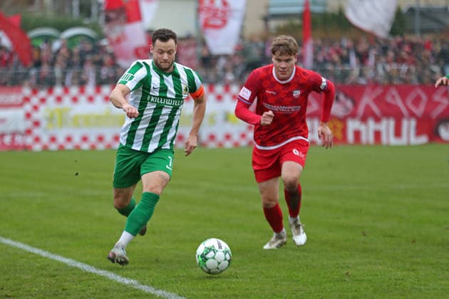 Fußball Regionalliga Nordost: BSG Chemie Leipzig - FSV Zwickau; 29.11.2025 Kapitän Janik Mäder (7, Chemie Leipzig) am Ball. Fußball, Regionalliga Nordost, Saison 2025 2026, 17. Spieltag: BSG Chemie Leipzig vs. FSV Zwickau am 29.11.2025 im Alfred-Kunze-Sportpark, Leipzig Leutzsch. Copyright: xBEAUTIFULxSPORTS JanxKaeferx