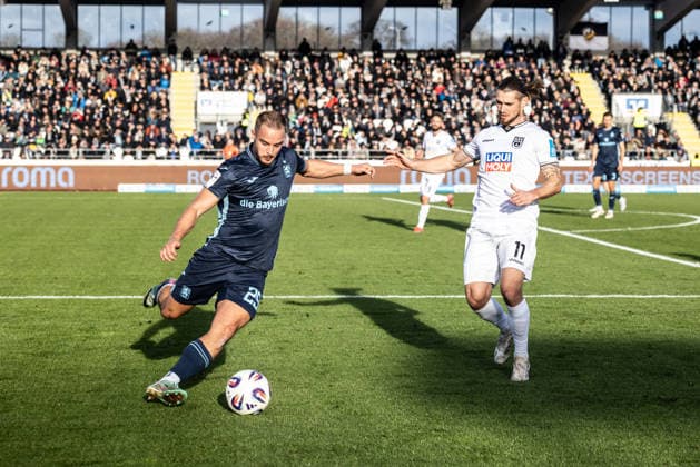 Fussball, Saison 2025 2026, 3. Liga, Donaustadion Ulm, 16. Spieltag, SSV Ulm 1846 Fußball -TSV 1860 München, 29.11.2025 29.11.2025, Fussball, Saison 2025 2026, 3. Liga, Donaustadion Ulm, 16. Spieltag, SSV Ulm 1846 Fußball -TSV 1860 München, v.l. 29 Marvin Rittmüller (TSV 1860 München), 11 Dennis Chessa (SSV Ulm 1846 Fußball) Foto: Lucca Fundel Ulm Donaustadion Baden-Württemberg Deutschland