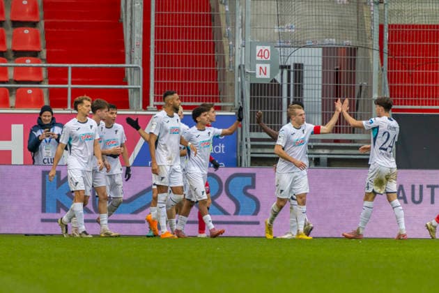 Ingolstadt, Deutschland 29. November 2025: 3. Liga - 2025 2026 - FC Ingolstadt 04 vs. TSG 1899 Hoffenheim II Im Bild: in der Traube Torschütze Yannis Hör Hoer (TSG II) jubelt nach seinem Tor zum 1:2 mit seinen Mannschaftskollegen, DFB regulations prohibit any use of photographs as image sequences and or quasi-video Audi Sportpark Bayern Copyright: xFotostandx xSchäferx