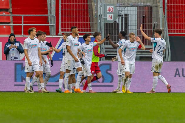 Ingolstadt, Deutschland 29. November 2025: 3. Liga - 2025 2026 - FC Ingolstadt 04 vs. TSG 1899 Hoffenheim II Im Bild: in der Traube Torschütze Yannis Hör Hoer (TSG II) jubelt nach seinem Tor zum 1:2 mit seinen Mannschaftskollegen, DFB regulations prohibit any use of photographs as image sequences and or quasi-video Audi Sportpark Bayern Copyright: xFotostandx xSchäferx