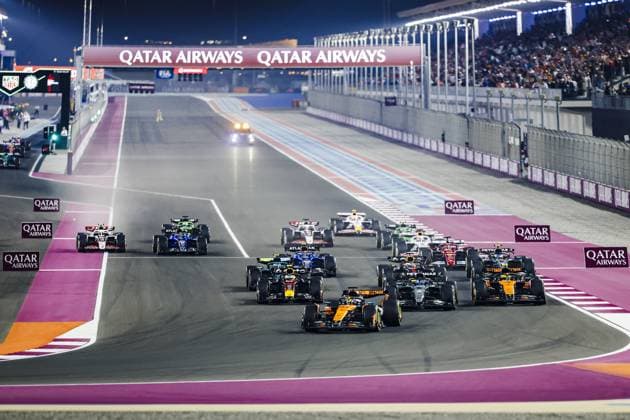 DOHA - Oscar Piastri (McLaren Formula 1 Team) leads the first lap of the sprint race at the Lusail International Circuit, ahead of the Qatar Grand Prix. ANP SANDER KONING xVIxANPxSportx xxANPxIVx 543367228 originalFilename: 543367228.jpg