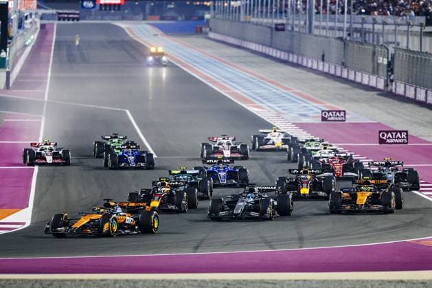 DOHA - Oscar Piastri (McLaren Formula 1 Team) leads the first lap of the sprint race at the Lusail International Circuit, ahead of the Qatar Grand Prix. ANP SANDER KONING xVIxANPxSportx xxANPxIVx 543367241 originalFilename: 543367241.jpg