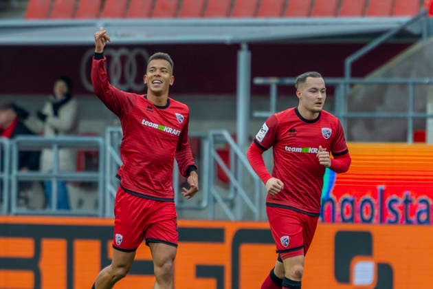 Ingolstadt, Deutschland 29. November 2025: 3. Liga - 2025 2026 - FC Ingolstadt 04 vs. TSG 1899 Hoffenheim II Im Bild: in der Traube Torschütze Marcel Costly (FCI) jubelt nach seinem Tor zum 1:1 mit seinen Mannschaftskollegen, DFB regulations prohibit any use of photographs as image sequences and or quasi-video Audi Sportpark Bayern Copyright: xFotostandx xSchäferx