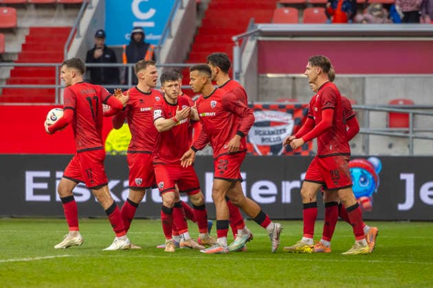 Ingolstadt, Deutschland 29. November 2025: 3. Liga - 2025 2026 - FC Ingolstadt 04 vs. TSG 1899 Hoffenheim II Im Bild: in der Traube Torschütze Marcel Costly (FCI) jubelt nach seinem Tor zum 2:2 mit seinen Mannschaftskollegen, DFB regulations prohibit any use of photographs as image sequences and or quasi-video Audi Sportpark Bayern Copyright: xFotostandx xSchäferx