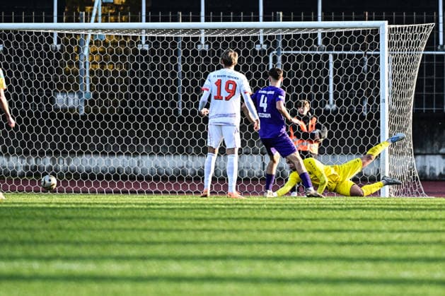 Regionalliga Bayern: Schwaben Augsburg vs FC Bayern München II, 28.11.2025 Maximilian Schuhbauer (FC Bayern II,12).trifft zum 2:1 , Augsburg, 28.11.2025 - 20. Spieltag der Regionalliga Bayern, Schwaben Augsburg vs FC Bayern München II, Augsburg Rosenaustadion Copyright: xBEAUTIFULxSPORTS Märklx