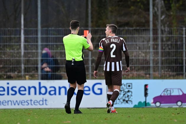Fußball I Herren I Saison 2025-2026 I Regionalliga Nord I 21. Spieltag I FC St. Pauli II - VfB Lübeck I 29.11.2025 Symbol, Symbolfoto, Symbolbild, Sinnbild, Bildsymbol, Darstellung, Signum, Beispielbild, Musterbild, Referenzbild, Beispielfoto, Stockfoto, Archivaufnahme, Demonstrationsfoto, Vergleichsbild: Rote Karte und doch keine Rote karte Norderstedt Edmund-Plambeck-Stadion, Ochsenzoller Str. 58 22848 Norderstedt Schleswig Holstein Deutschland Copyright: xLobeca FelixxSchlikisx