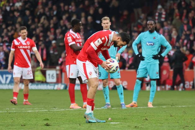 10 Tolcay Cigerci (Energie Cottbus) bereitet sich auf einen Elfmeter vor Fussball 3. Liga 2025 2026 FC Energie Cottbus - FC Viktoria Köln