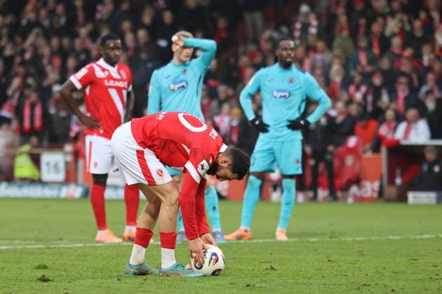 10 Tolcay Cigerci (Energie Cottbus) bereitet sich auf einen Elfmeter vor Fussball 3. Liga 2025 2026 FC Energie Cottbus - FC Viktoria Köln